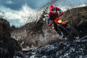 九游下载官网-西甲裁判语言模型优化多语种环境下判罚的准确率，西甲裁判小公主